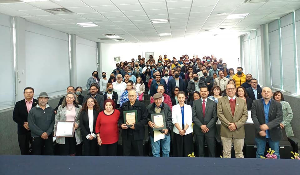 Como parte de los festejos del 35º Aniversario de la Escuela de Humanidades de la Universidad Autónoma de Zacatecas (UAZ), autoridades universitarias y de la Unidad Académica de Historia (UAH), hicieron entrega de reconocimientos a las personalidades que formaron parte de este suceso histórico de la institución.